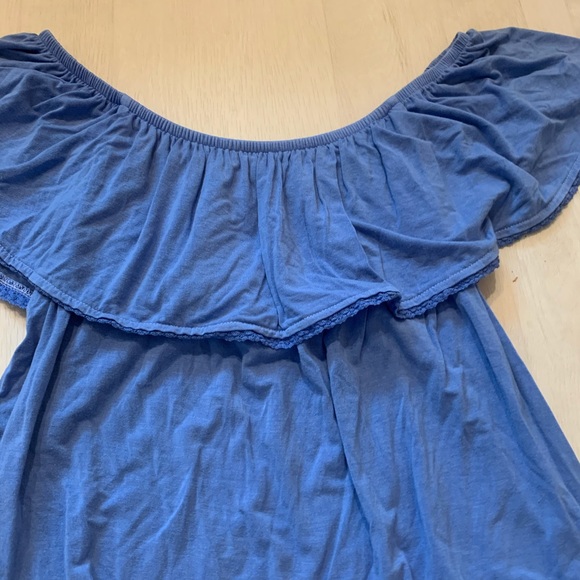 AE soft and sexy off the shoulder top - Picture 2 of 4